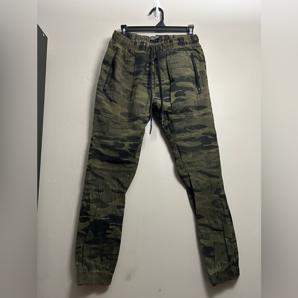 "Men's Camo Jogger Pants - Size M, Comfortable & Trendy Fit" - Picture 3 of 3